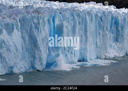 Perito Moreno Gletscherkälber mit brechender Eismasse Stockfoto