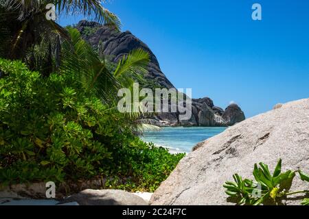 Blick auf das blaue Meer mit Küstenlandschaft Seychellen Stockfoto