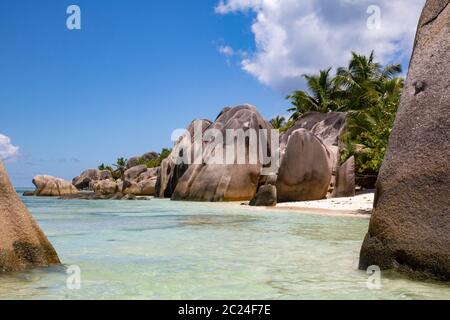 Felsige Küste auf La Digue als traumhafter Strand im Paradies Stockfoto