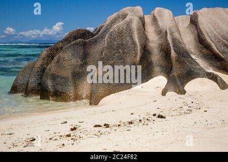 Typischer Stein im weißen Sand der Insel La Digue Stockfoto