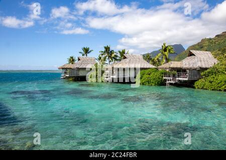 Über Wasser Bungalow auf Stelzen mit türkisfarbenem Meer in der Südsee Stockfoto