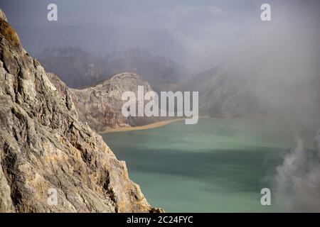 Kratersee im Vulkan in Südostasien mit giftigen Dämpfen und Gasen Stockfoto