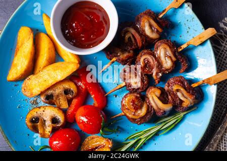 Rinderschäken-Spieße mit gegrilltem Gemüse auf einem kaukasus Stockfoto