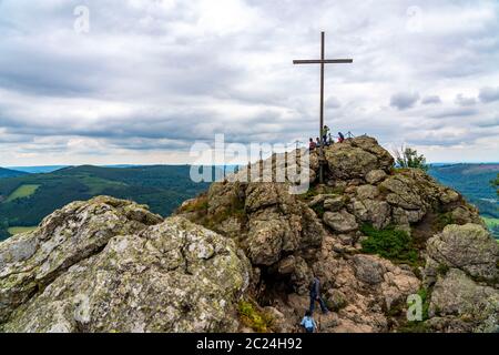 Die Bruchhauser Steine, Felsformation, im Hochsauerlandkreis, der Feldstein, Gipfelkreuz, Felsformationen mit vier Hauptfelsen, auf dem Stockfoto