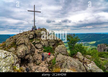 Die Bruchhauser Steine, Felsformation, im Hochsauerlandkreis, der Feldstein, Gipfelkreuz, Felsformationen mit vier Hauptfelsen, auf dem Stockfoto