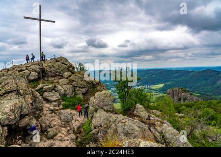 Die Bruchhauser Steine, Felsformation, im Hochsauerlandkreis, der Feldstein, Gipfelkreuz, Felsformationen mit vier Hauptfelsen, auf dem Stockfoto