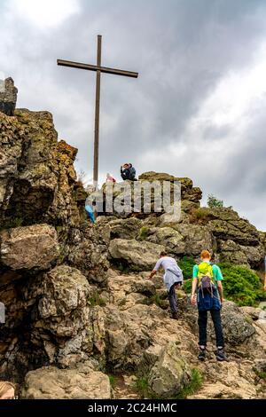 Die Bruchhauser Steine, Felsformation, im Hochsauerlandkreis, der Feldstein, Gipfelkreuz, Felsformationen mit vier Hauptfelsen, auf dem Stockfoto