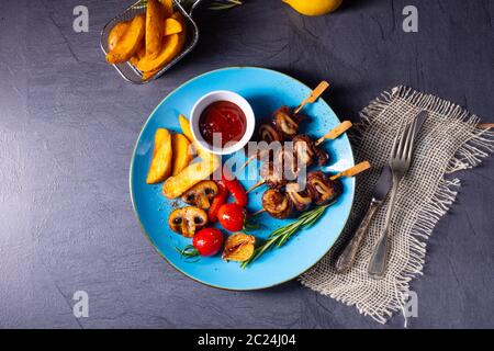 Rinderschäken-Spieße mit gegrilltem Gemüse auf einem kaukasus Stockfoto