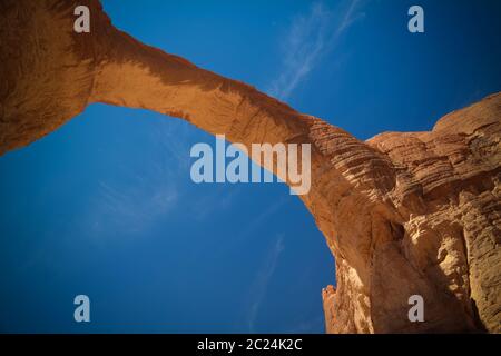 Bottom-up-Ansicht Abstract Felsformation auf dem Plateau Ennedi aka Aloba Bogen im Tschad Stockfoto