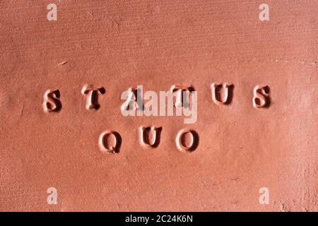 Die Phrase "Status Quo" in Lateinamerika auf einem terracotta Tablet geschrieben Stockfoto