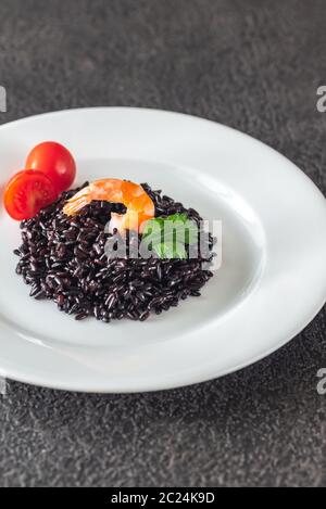 Teil der schwarzen Vollkorn Reis mit Shrimps Stockfoto