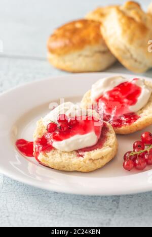 Classic Scones mit Sahne und rote Johannisbeere Konfitüre Stockfoto