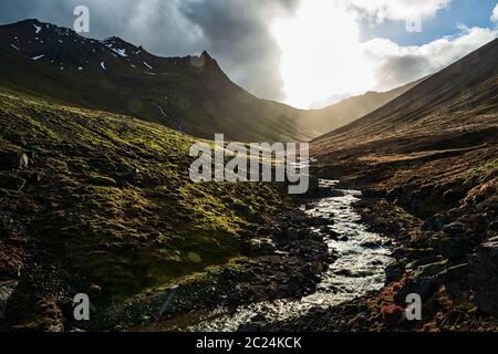 Krossnesfjall Berg und Fluss im Hintergrund auf der Ostseite von Island Stockfoto