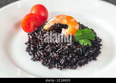 Teil der schwarzen Vollkorn Reis mit Shrimps Stockfoto