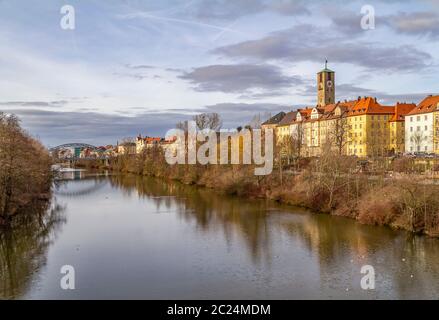 Idyllische Landschaft am Flussufer in Bamberg, eine Stadt in Oberfranken, Deutschland Stockfoto