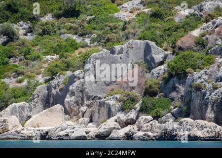 Die Ruinen der antiken Stadt von Kekova am Ufer. Stockfoto