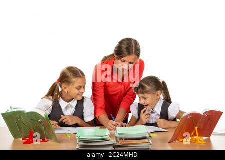 Lehrerin hilft Studenten ein Beispiel lösen Stockfoto