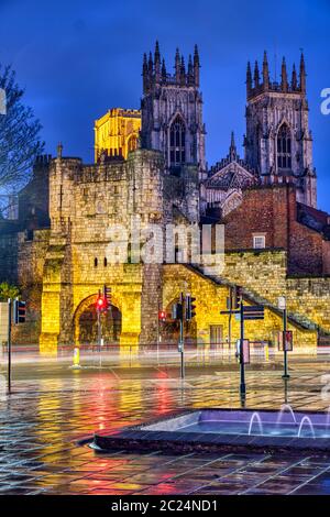 Das Stadttor, Bootham Bar und die berühmte York Minster bei Nacht Stockfoto