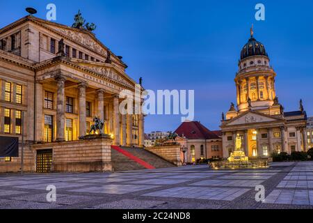 Die schönen Gendarmenmarkt in Berlin in der Morgendämmerung Stockfoto