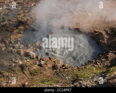 Schlamm Topf mit Rauchwolken aus kochendem Wasser. Foto von April in Island Stockfoto