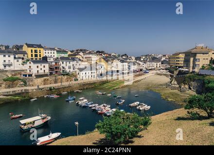 Panorama-Ansicht von Tapia von Casariego nautischen Hafen, Asturien, Spanien Stockfoto