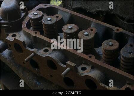 Eine alte rostige und verlassene Zylinderkopfabdeckung auf einer Autowerkstatt Stockfoto