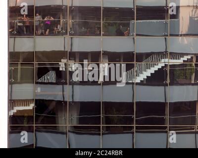 Moderne Glasfenster in Betonfassade - urbane moderne Architektur Stockfoto