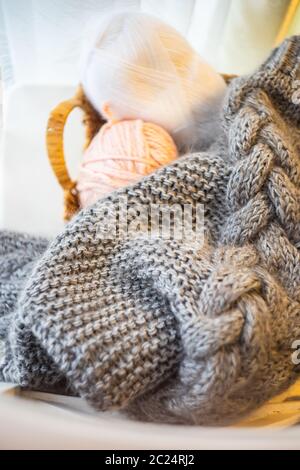 Strickkonzept im Innenraum Stockfoto