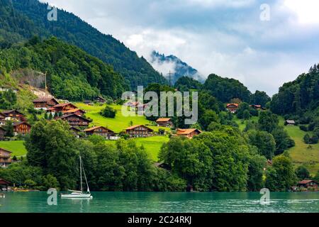 Traditionelles Holz und moderne Häuser am Brienzersee im schweizer Dorf Iseltwald, Schweiz Stockfoto