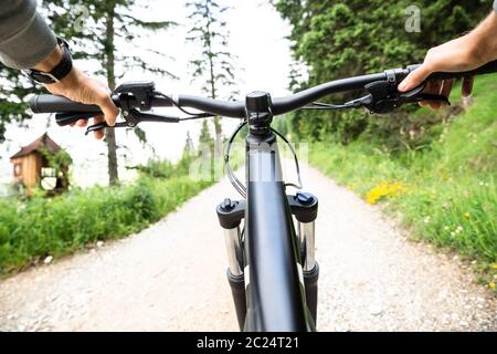 Mann, Reiten, Mountain Bike in den Alpen Stockfoto