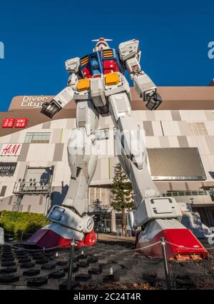 Alte lebensgroße Gundam RX78 Statue in Odaiba, Tokyo, Japan Stockfoto