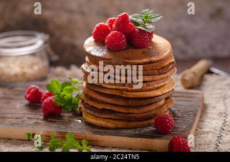Einfache und köstliche Dessert Schokolade Pfannkuchen mit Ahornsirup Stockfoto