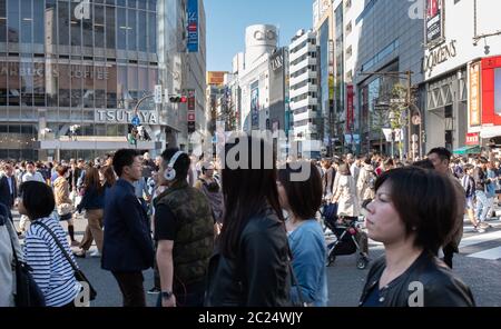 Massenmassen, die über die berühmte Shibuya Fußgängerüberfahrt, Tokio, Japan, laufen. Stockfoto