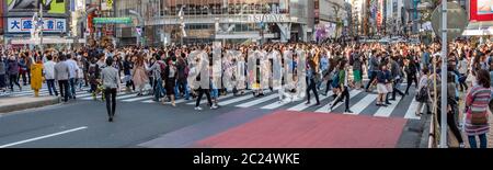 Massenmassen, die über die berühmte Shibuya Fußgängerüberfahrt, Tokio, Japan, laufen. Stockfoto