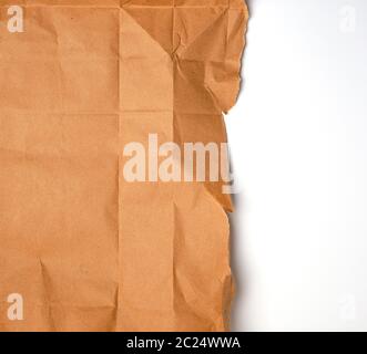 Abgerissene Stück braun Handwerk Papier mit zerrissenen Rändern auf weißem Hintergrund Stockfoto