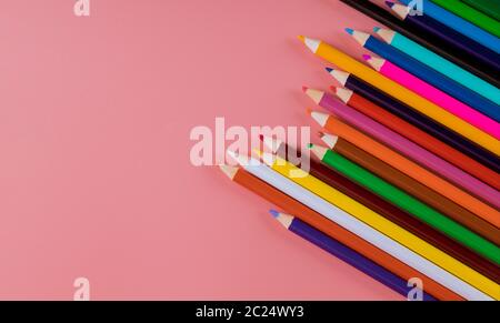 Farbstift auf rosa Hintergrund. Zurück zur Schule Stockfoto