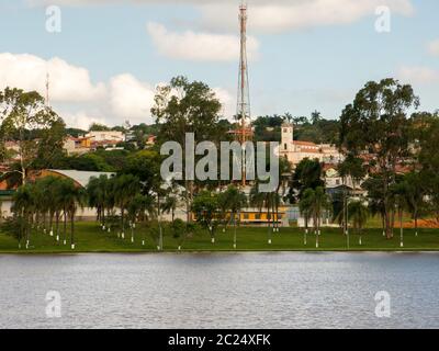 TUIUTI, BRASILIEN - Okt 28, 2018 - Tuiuti City Church Blick vom Park Seestadt Stockfoto