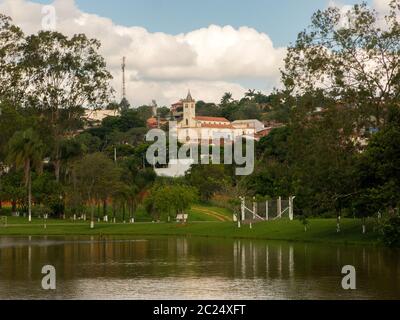 TUIUTI, BRASILIEN - Okt 28, 2018 - Tuiuti City Church Blick vom Park Seestadt Stockfoto