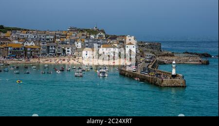 Blick auf St. Ives und seinen Hafen, Cornwall, Großbritannien. Stockfoto