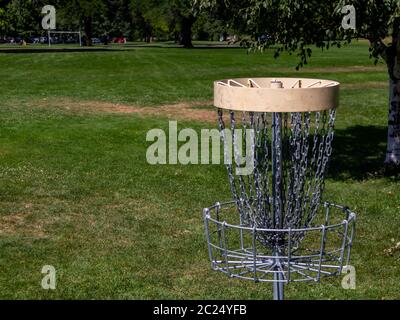 Disc Golf Korb in einem Stadtpark Stockfoto