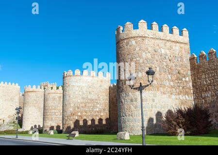 Die berühmte Stadtmauer von Avila in Spanien an einem sonnigen Tag Stockfoto