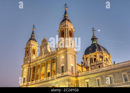 Die berühmte Kathedrale Almudena von Madrid in der Dämmerung Stockfoto