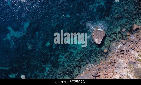 Luftaufnahme der felsigen Küste der Insel Mallorca mit Wellen aus dem Mittelmeer. Balearen, Spanien Stockfoto