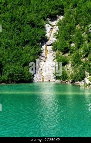 Wunderschöne Aussicht auf Koman See mit Bergen in der Nähe von Shkodra, Albanien. Stockfoto