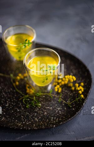 Traditioneller italienischer Zitronenalkohol Limoncello Stockfoto