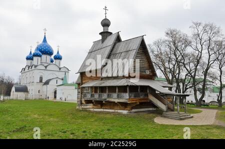 Holzkirche St. Nikolaus und Geburtskathedrale im Susdaler Kreml, Russland Stockfoto