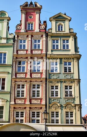 Bunte kleine Häuser am Marktplatz in Wroclaw, Polen Stockfoto