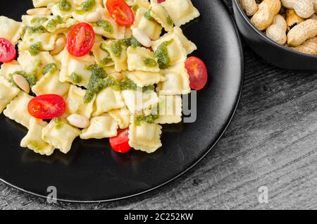 Hausgemachte Ravioli mit Basilikum-Pesto, Cherry-Tomaten Stockfoto