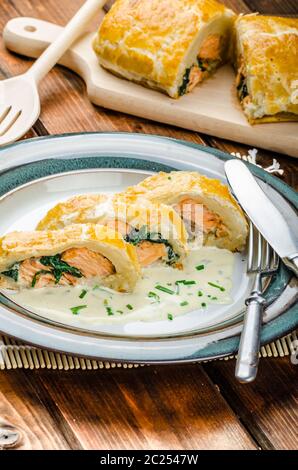 Lachs in Blätterteig mit Spinat und Knoblauch gebacken Stockfoto