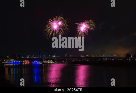 Feuerwerk über der Stadt Haborfestivale Duisburg Deutschland Stockfoto